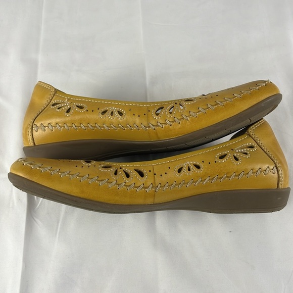 Earth Women's Aldea Azza Mustard Leather shoes 
Size: 8.5 - Picture 4 of 6
